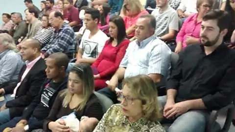 Congregação atenta durante o culto na Igreja Presbiteriana de Resende