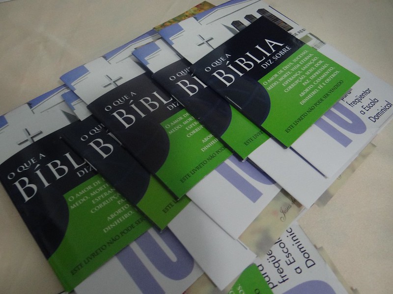 Livretos 'O que a Bíblia diz sobre' distribuídos na Escola Dominical